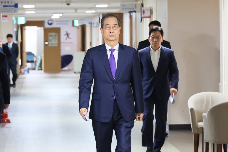 한덕수 대통령 권한대행 국무총리가 1일 서울 종로구 정부서울청사에서 대국민 담화를 하기 위해 이동하고 있다. (총리실 제공, 재판매 및 DB 금지) 2025.5.1/뉴스1 ⓒ News1 임세영 기자