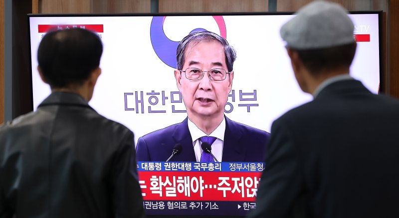시민들이 1일 오후 서울역 대합실에서 한덕수 대통령 권한대행 국무총리의 대국민담화 발표 생중계 영상을 시청하고 있다. 이날 한 대통령 권한대행 국무총리는 대국민 담화를 통해 대통령 권한대행 국무총리직을 사퇴하겠다고 밝혔다. 2025.5.1/뉴스1 ⓒ News1 박지혜 기자