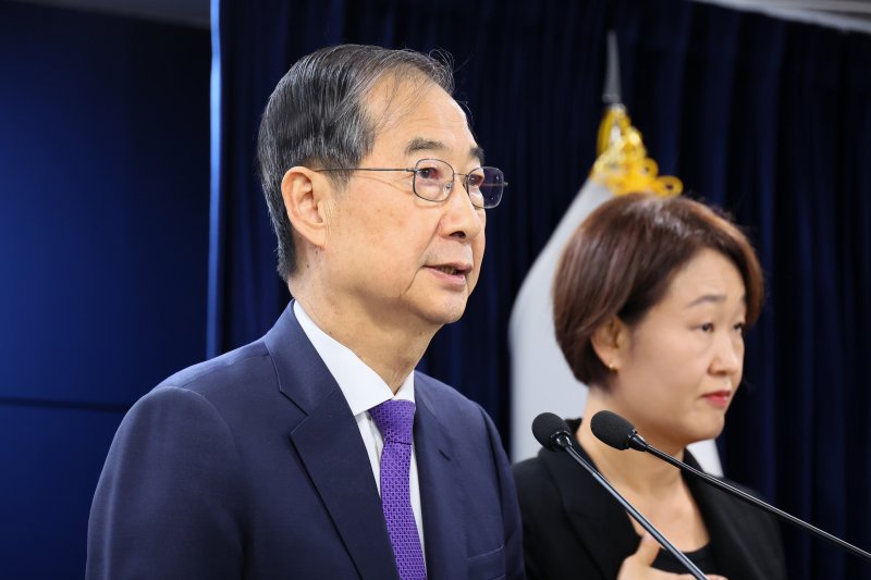 한덕수 대통령 권한대행 국무총리가 1일 서울 종로구 정부서울청사에서 대국민 담화를 하고 있다. (총리실 제공, 재판매 및 DB 금지) 2025.5.1/뉴스1 ⓒ News1 임세영 기자