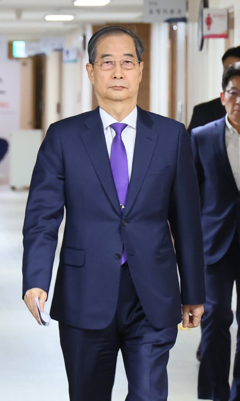 한덕수 대통령 권한대행 국무총리가 1일 서울 종로구 정부서울청사에서 대국민 담화를 하기 위해 이동하고 있다. (총리실 제공, 재판매 및 DB 금지) 2025.5.1/뉴스1 ⓒ News1 임세영 기자