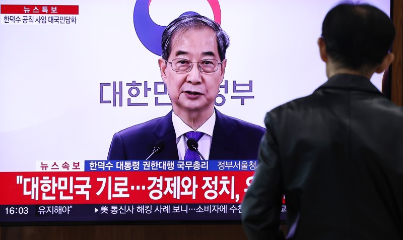 시민들이 1일 오후 서울역 대합실에서 한덕수 대통령 권한대행 국무총리의 대국민담화 생중계 영상을 시청하고 있다. 2025.5.1/뉴스1 ⓒ News1 박지혜 기자