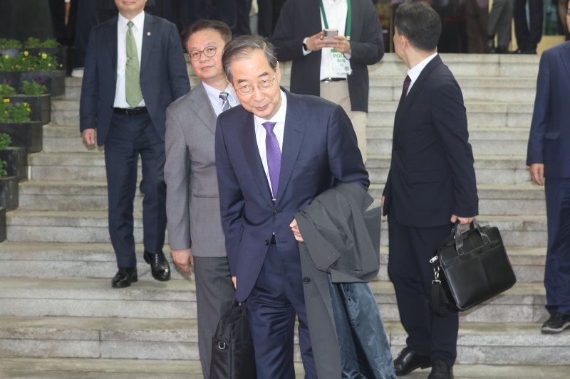 한덕수 대통령 권한대행 국무총리가 1일 오후 서울 종로구 정부서울청사에서 대국민담화를 통해 사퇴를 표명한 뒤 청사를 나서고 있다. (공동취재) 2025.5.1/뉴스1 ⓒ News1 임세영 기자