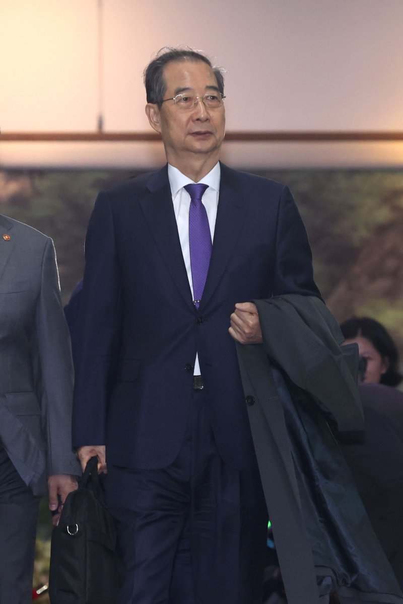 한덕수 대통령 권한대행 국무총리가 1일 오후 서울 종로구 정부서울청사에서 대국민담화를 통해 사퇴를 표명한 뒤 청사를 나서고 있다. (공동취재) 2025.5.1/뉴스1 ⓒ News1 임세영 기자