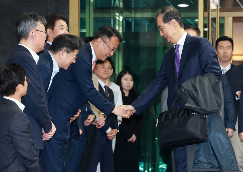 [서울=뉴시스] 고범준 기자 = 총리직 사퇴를 발표한 한덕수 대통령 권한대행 국무총리가 1일 서울 종로구 정부서울청사에서 열린 퇴임식을 마치고 직원들과 악수를 하고 있다. 2025.05.01. bjko@newsis.com