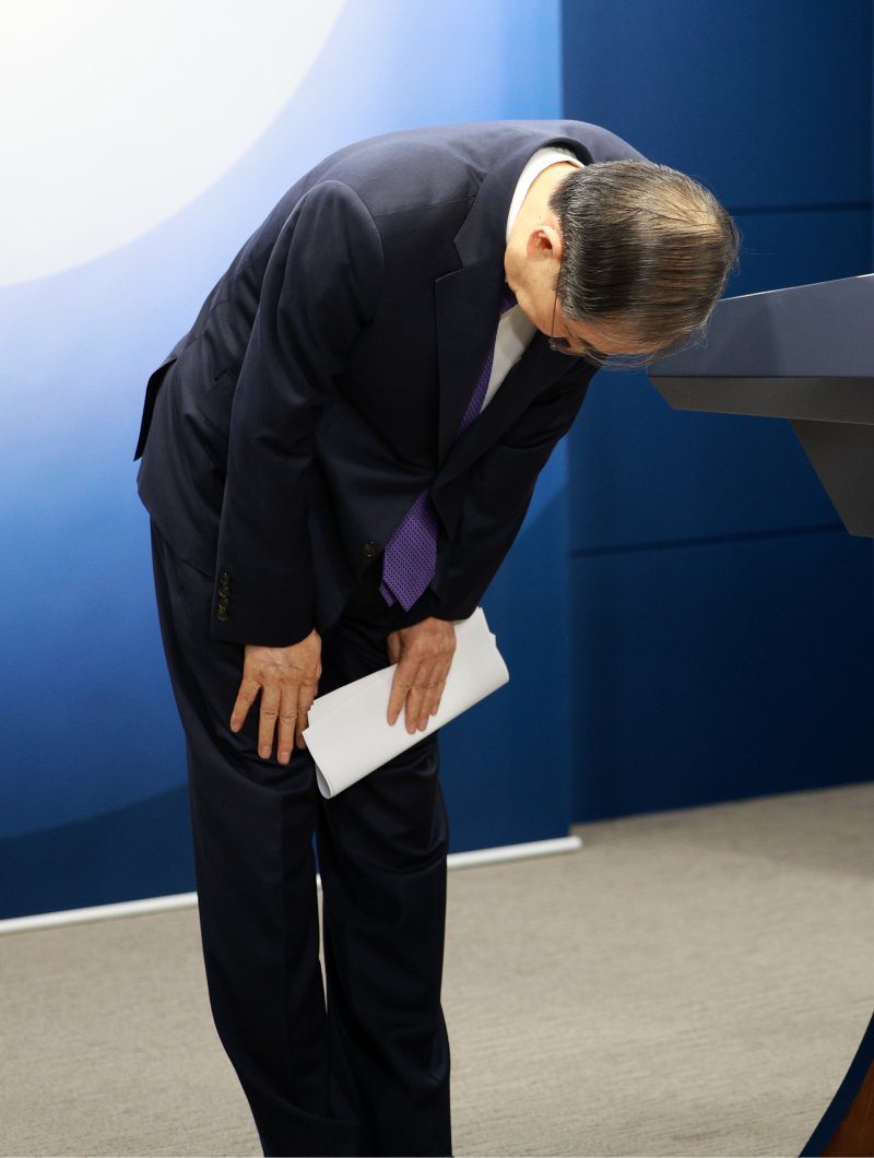 [서울=뉴시스] 고범준 기자 = 사진은 한덕수 대통령 권한대행 국무총리가 1일 서울 종로구 정부서울청사에서 대국민 담화를 통해 사임 의사를 밝힌 후 고개숙여 인사하고 있는 모습. 2025.05.01. bjko@newsis.com