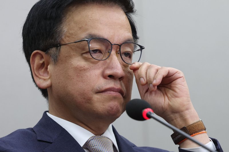 [서울=뉴시스] 권창회 기자 = 사진은 최상목 경제부총리 겸 기획재정부 장관이 지난달 16일 서울 여의도 국회에서 열린 법제사법위원회 전체회의 최상목탄핵 청문회에서 안경을 고쳐쓰고 있는 모습. 2025.04.16. kch0523@newsis.com