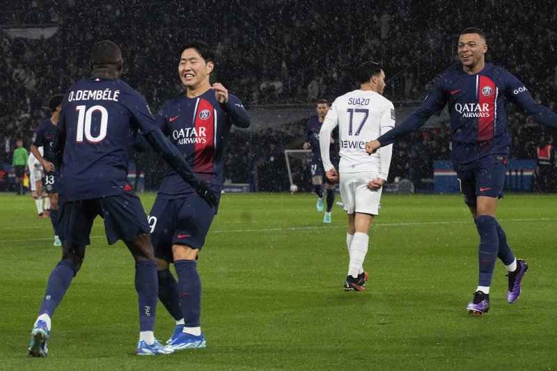 [파리=AP/뉴시스] 파리 생제르맹(PSG)의 이강인이 지난해 1월3일(현지시각) 프랑스 파리의 파르크 데 프랭스에서 열린 2023 트로페 데 샹피옹(프랑스 슈퍼컵) 툴루즈와의 경기 전반 3분 선제골을 넣고 도움을 준 우스만 뎀벨레(왼쪽)와 기쁨을 나누고 있다. 이강인은 선제 결승 골로 PSG의 2-0 승리와 슈퍼컵 우승을 이끌며 MVP에도 선정됐다. 프랑스 슈퍼컵은 같은 시즌 프랑스 리그1 챔피언과 쿠드 프 프랑스(프랑스컵) 우승팀이 단판 승부로 우승을 가리는 대회다. 2024.01.04.