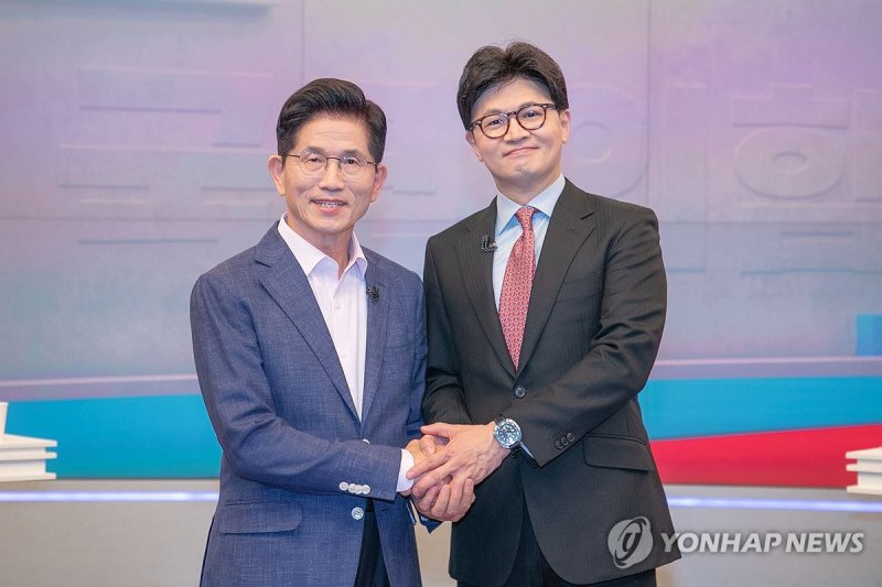 TV토론 앞서 포즈 취하는 김문수ㆍ한동훈 후보 (출처=연합뉴스)