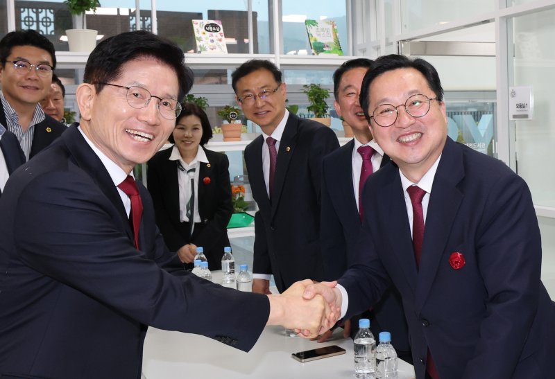 김문수 국민의힘 대선 경선 후보가 1일 대전 동구 동대전도서관에서 이장우 대전시장과 악수하고 있다. 2025.5.1/뉴스1 ⓒ News1 김기태 기자