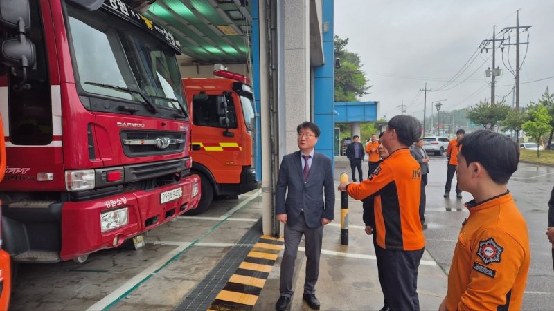 여중협 강원도 행정부지사가 1일 오후 횡성소방서 우천119안전센터를 찾아 소방공무원들을 격려하고 현안 사항을 청취했다.(강원도소방본부 제공, 재판매 및 DB금지)