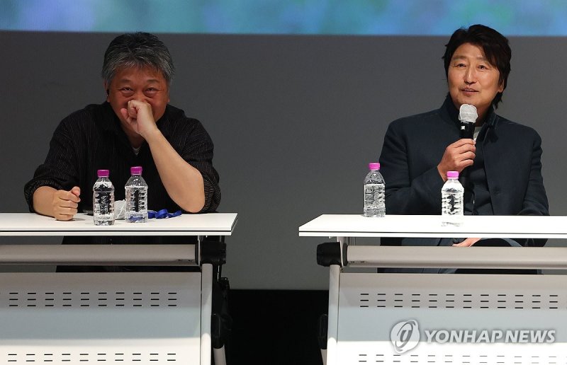 웃음꽃 피는 배우 송강호의 답변 (출처=연합뉴스)