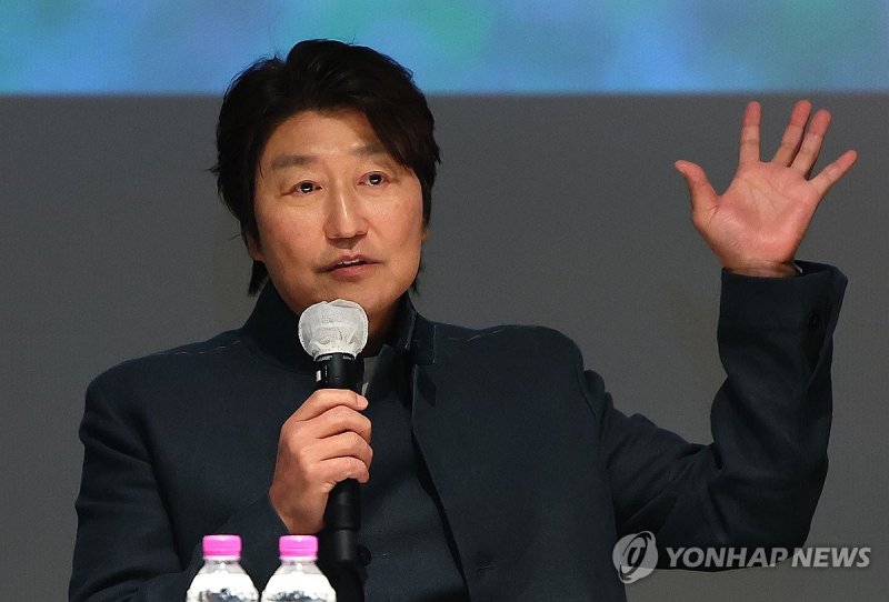 '어느 가족' 씨네토크, 인사말하는 배우 송강호 (출처=연합뉴스)
