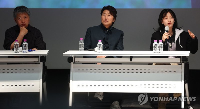 '어느 가족' 씨네토크, 인사말하는 배우 이주영 (출처=연합뉴스)