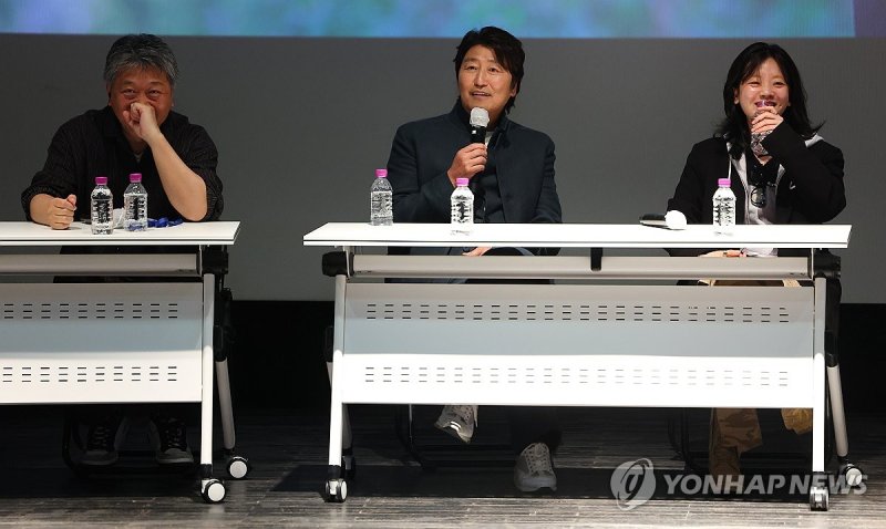 웃음꽃 피는 배우 송강호의 답변 (출처=연합뉴스)