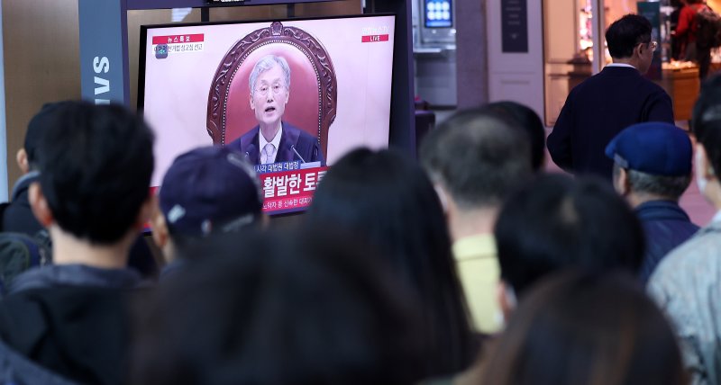 시민들이 1일 오후 서울역 대합실에서 이재명 더불어민주당 대통령 후보의 공직선거법 위반 혐의 대법원 선고 생중계 영상을 시청하고 있다. 대법원은 이날 이 후보의 공직선거법 위반 사건에 대해 유죄 취지로 파기환송했다. 2025.5.1/뉴스1 ⓒ News1 박지혜 기자