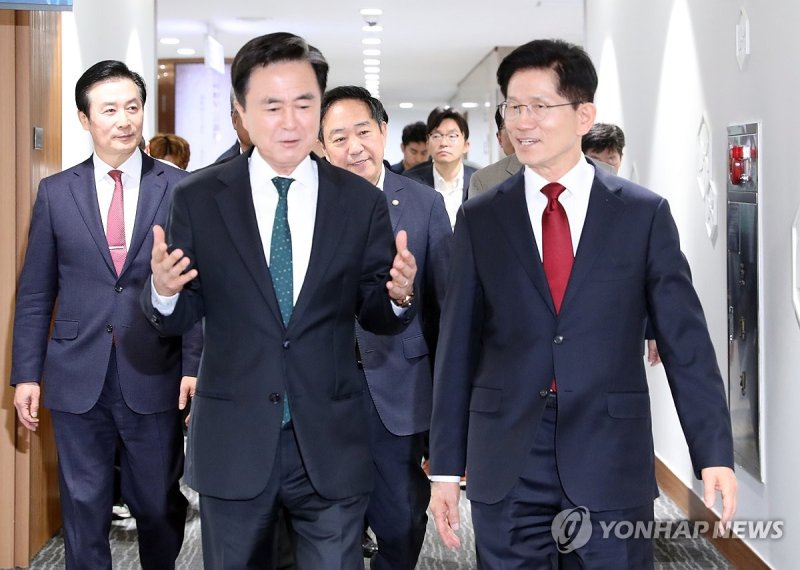 충남도청 방문한 김문수 (출처=연합뉴스)