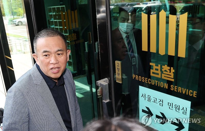 조사 위해 서울고검 향하는 명태균 씨 (출처=연합뉴스)