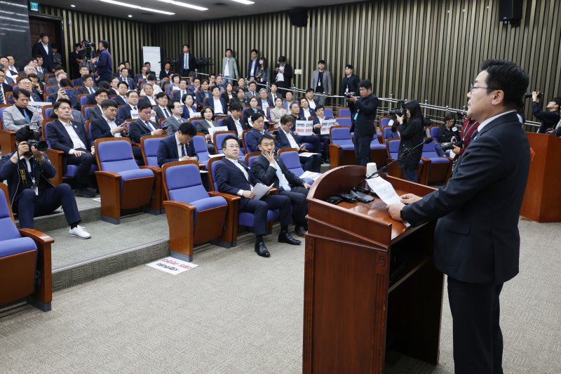 박찬대 더불어민주당 대표 직무대행 겸 원내대표가 1일 오후 서울 여의도 국회에서 열린 긴급 의원총회에서 발언하고 있다. 2025.5.1/뉴스1 ⓒ News1 이광호 기자