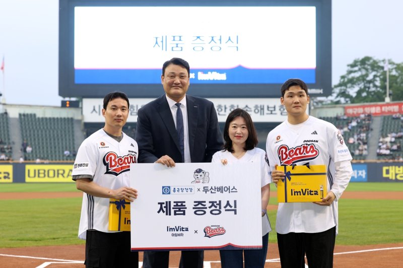 두산 핸드볼 선수단. 왼쪽에서 두 번째가 윤경신 감독. (출처=연합뉴스)