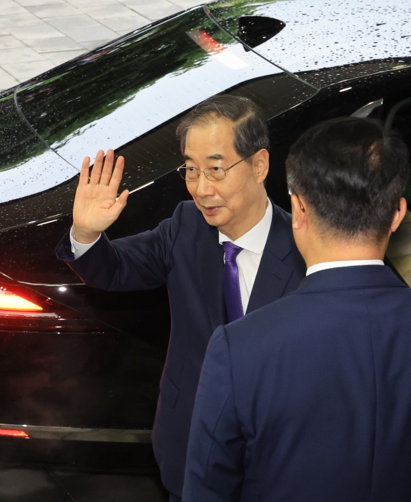 [서울=뉴시스] 고범준 기자 = 총리직 사퇴를 발표한 한덕수 대통령 권한대행 국무총리가 1일 서울 종로구 정부서울청사에서 열린 퇴임식을 마치고 손을 흔들고 있다. (대통령실통신사진기자단) 2025.05.01. bjko@newsis.com