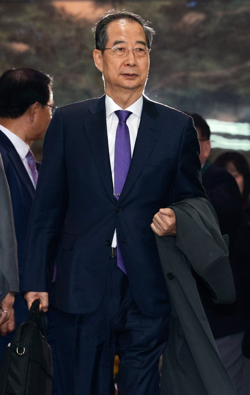 [서울=뉴시스] 고범준 기자 = 총리직 사퇴를 발표한 한덕수 대통령 권한대행 국무총리가 1일 서울 종로구 정부서울청사에서 열린 퇴임식을 마치고 이동하고 있다. 2025.05.01. bjko@newsis.com