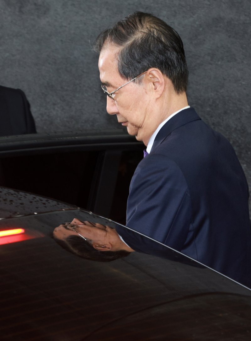 [서울=뉴시스] 고범준 기자 = 총리직 사퇴를 발표한 한덕수 대통령 권한대행 국무총리가 1일 서울 종로구 정부서울청사에서 열린 퇴임식을 마치고 준비된 차량에 탑승하고 있다. 2025.05.01. bjko@newsis.com