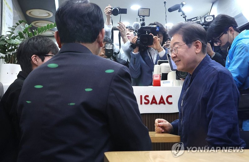 파기환송 판결 이후 '경청 투어' 시작한 이재명 후보 (출처=연합뉴스)
