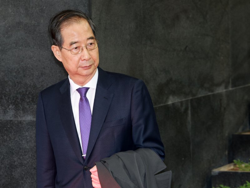 [서울=뉴시스] 고범준 기자 = 총리직 사퇴를 발표한 한덕수 대통령 권한대행 국무총리가 1일 서울 종로구 정부서울청사에서 열린 퇴임식을 마치고 준비된 차량을 기다리고 있다. 2025.05.01. bjko@newsis.com