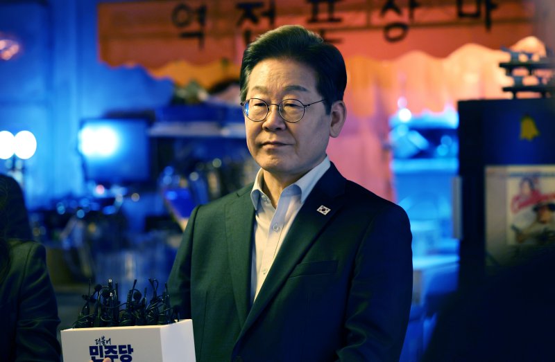 이재명 더불어민주당 대통령 후보가 1일 오후 서울 종로구 한 음식점에서 열린 '민생시리즈2' 비전형 노동자 간담회를 마친 후 대법원 판결에 대한 입장을 밝히고 있다. (공동취재) 2025.5.1/뉴스1 ⓒ News1 이재명 기자