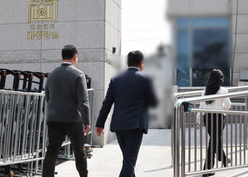 대통령실 압수수색에 나선 경찰 비상계엄 특별수사단이 16일 서울 용산 대통령실 민원실 출입구로 들어서고 있다. 2025.4.16/뉴스1 ⓒ News1 허경 기자