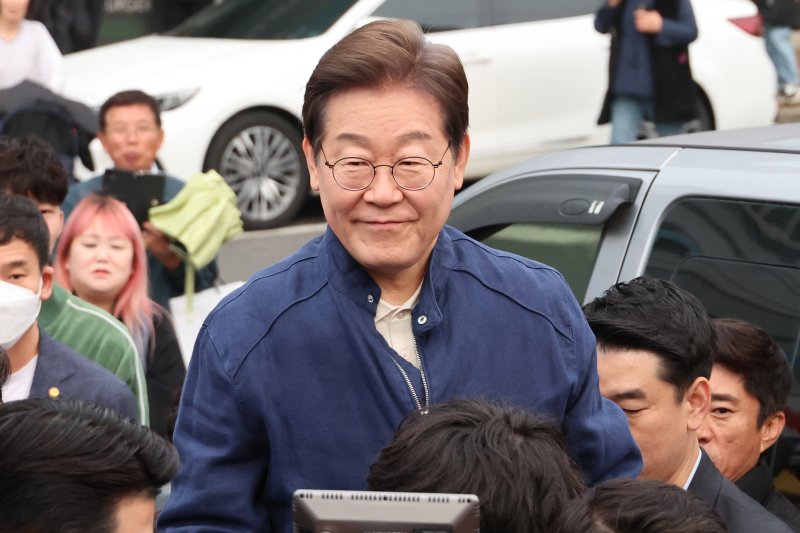 파기환송 판결 이후 '경청 투어' 시작한 이재명 후보 (연천=연합뉴스) 김주성 기자 = 대법원이 더불어민주당 이재명 대선 후보의 공직선거법 위반 사건에 대해 유죄 취지로 파기환송 판결을 한 1일 이 후보가 전국 각지에서 민심을 듣는 '골목골목 경청투어'을 시작하며 경기도 연천 전곡읍에서 시민들을 만나며 인사하고 있다. 2025.5.1 utzza@yna.co.kr (끝)