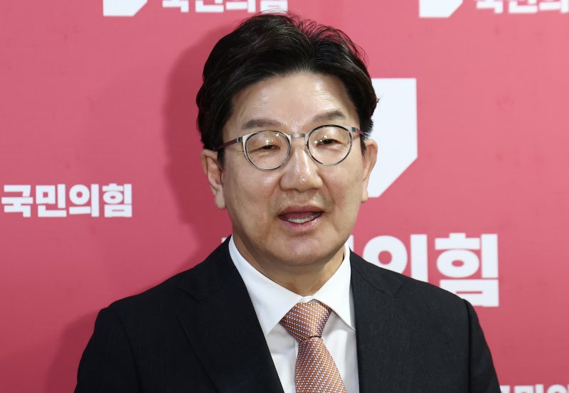 권성동 국민의힘 원내대표가 1일 서울 여의도 국회에서 이재명 더불어민주당 대통령 후보의 공직선거법 위반 사건에 대한 대법원의 유죄 취지 파기환송 판결과 관련해 브리핑을 하고 있다. 2025.5.1/뉴스1 ⓒ News1 김민지 기자