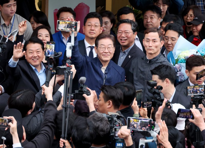 [연천=뉴시스] 조성우 기자 = 골목골목 경청투어에 나선 이재명 더불어민주당 대선후보가 1일 오후 경기도 연천군 전곡읍 인근에서 시민들에게 인사를 하고 있다. 2025.05.01. xconfind@newsis.com