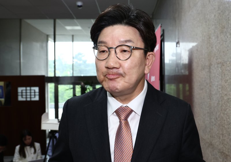권성동 국민의힘 원내대표가 1일 서울 여의도 국회에서 이재명 더불어민주당 대통령 후보의 공직선거법 위반 사건에 대한 대법원의 유죄 취지 파기환송 판결과 관련해 브리핑을 마치고 이동하고 있다. 2025.5.1/뉴스1 ⓒ News1 김민지 기자