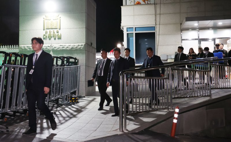 [서울=뉴시스] 조수정 기자 = 경찰 비상계엄 특별수사단이 16일 서울 용산 대통령실 청사에서 압수수색을 시도를 마친 뒤 철수하며 포렌식 장비와 압수물품 박스를 차량으로 옮기고 있다. 2025.04.16. chocrystal@newsis.com