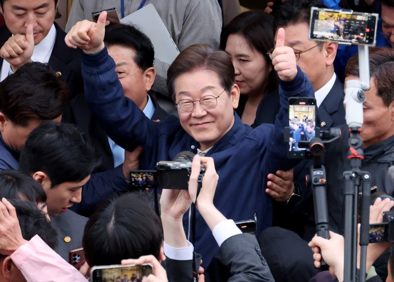 [연천=뉴시스] 조성우 기자 = 골목골목 경청투어에 나선 이재명 더불어민주당 대선후보가 1일 오후 경기도 연천군 전곡읍 인근에서 시민들에게 인사를 하고 있다. 2025.05.01. xconfind@newsis.com