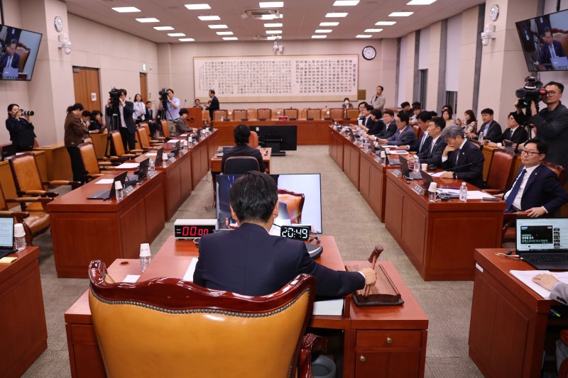 [서울=뉴시스] 권창회 기자 = 1일 서울 여의도 국회에서 열린 법제사법위원회 전체회의에서 정청래 법사위원장이 의사봉을 두드리고 있다. 2025.05.01. kch0523@newsis.com