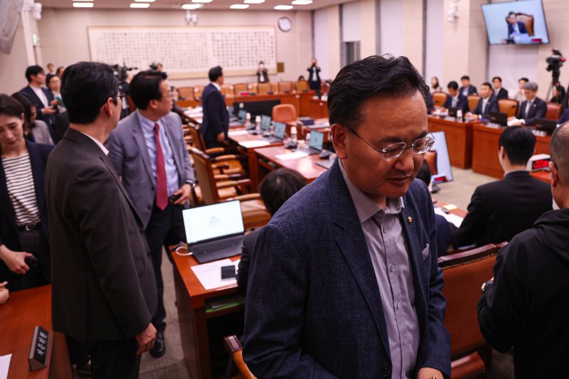 [서울=뉴시스] 권창회 기자 = 1일 서울 여의도 국회에서 열린 법제사법위원회 전체회의에서 유상범 간사를 비롯한 국민의힘 의원들이 최상목 탄핵소추사건 조사결과보고서 채택의 건 의결에 반발하며 회의장을 나서고 있다. 2025.05.01. kch0523@newsis.com