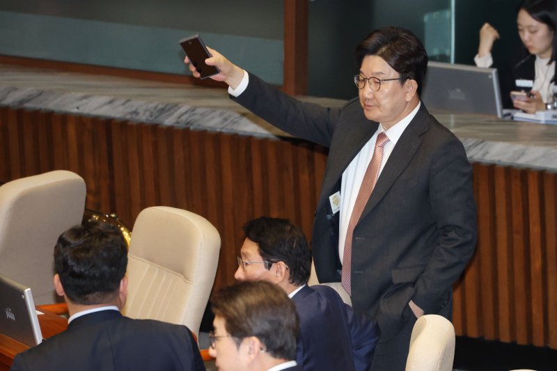 권성동 국민의힘 원내대표가 1일 오후 서울 여의도 국회에서 열린 본회의에서 김용민 더불어민주당 의원의 심우정 검찰총장 탄핵소추안의 법제사법위워회로의 회부 동의의 건 제안설명 때 본회의장을 나가기 위해 의원들에게 손짓하고 있다. 2025.5.1/뉴스1 ⓒ News1 이광호 기자