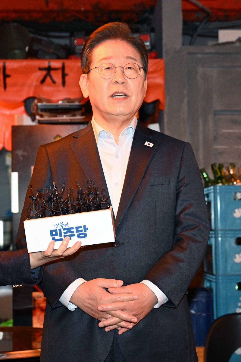 [서울=뉴시스] 조성우 기자 = 이재명 더불어민주당 대선후보가 1일 오후 서울 종로구의 한 포장마차에서 열린 비전형 노동자 간담회를 마친 뒤 대법원이 공직선거법 위반과 관련한 2심 판결을 파기 환송한데 대한 취재진 질문에 답하고 있다. (공동취재) 2025.05.01. photo@newsis.com