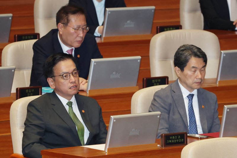 (서울=뉴스1) 이광호 기자 = 최상목 경제부총리 겸 기획재정부장관과 이주호 사회부총리 겸 교육부장관이 1일 오후 서울 여의도 국회에서 열린 본회의에 출석해 있다. 2025.5.1/뉴스1 /사진=뉴스1화상