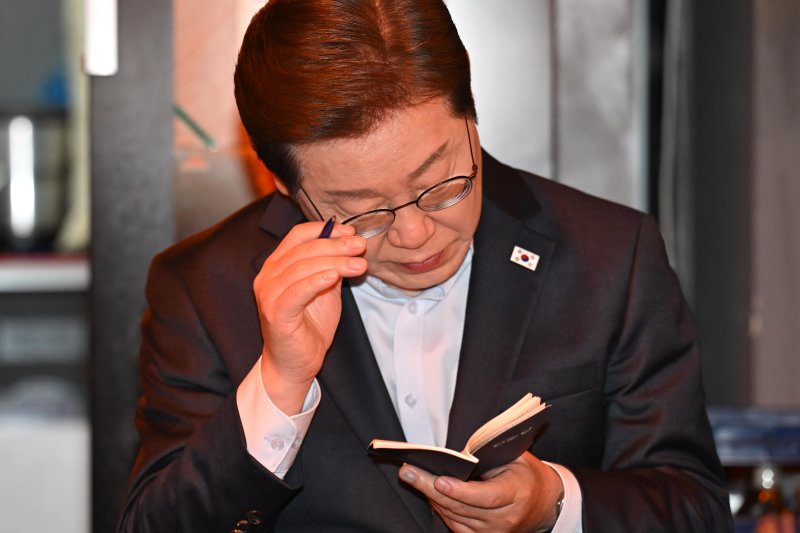 이재명 더불어민주당 대통령 후보가 1일 서울 종로구의 한 음식점에서 열린 비전형 노동자 간담회에서 참석자들의 발언을 메모하고 있다. (공동취재) 2025.5.1/뉴스1 ⓒ News1 이재명 기자