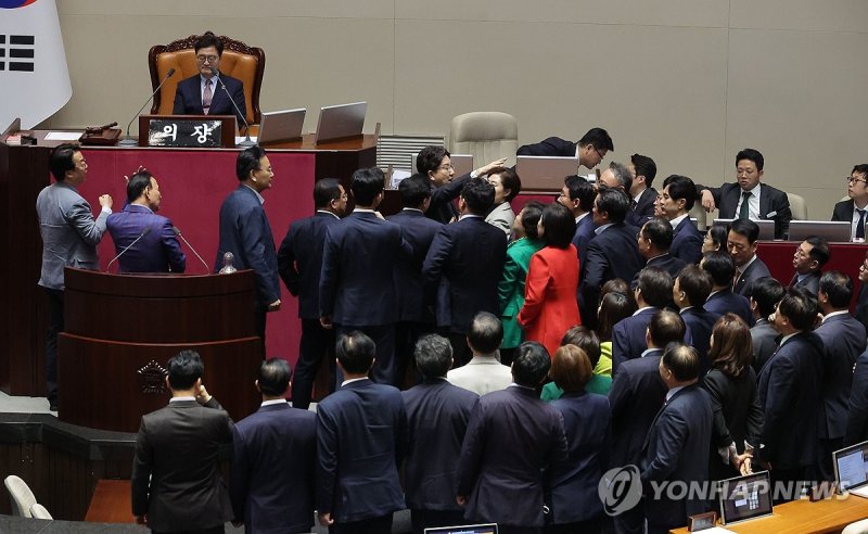 국회의장에 항의하는 국민의힘 (출처=연합뉴스)