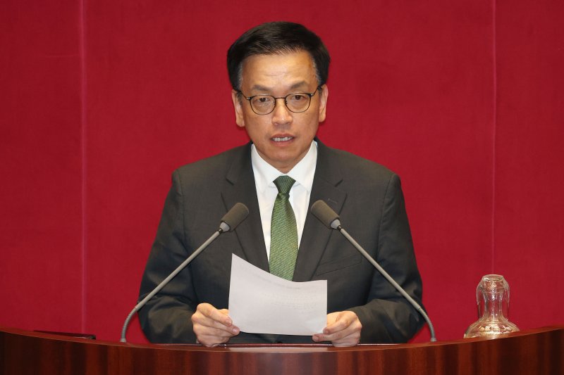 최상목 경제부총리 겸 기획재정부장관이 1일 오후 서울 여의도 국회에서 열린 본회의에서 2025년도 제1회 추가경정예산안이 통과되자 정부측 인사를 하고 있다. 2025.5.1/뉴스1 ⓒ News1 이광호 기자