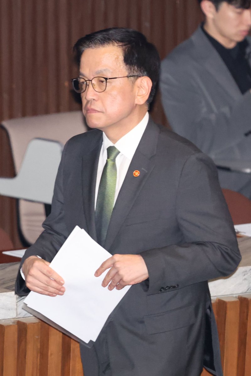 [서울=뉴시스] 권창회 기자 = 1일 서울 여의도 국회에서 열린 제424회 국회(임시회) 제7차 본회의에서 2025년도 제1회 추가경정예산안이 통과된 뒤 최상목 경제부총리 겸 기획재정부 장관이 감사인사말을 마치고 이석하고 있다. 2025.05.01. kch0523@newsis.com
