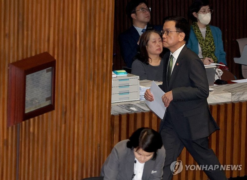 정부 측 인사 마치고 자리 떠나는 최상목 부총리 (출처=연합뉴스)