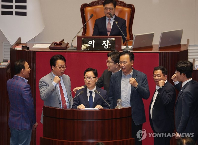 경제부총리 탄핵안 제안설명, 바로 옆 항의 구호 (출처=연합뉴스)