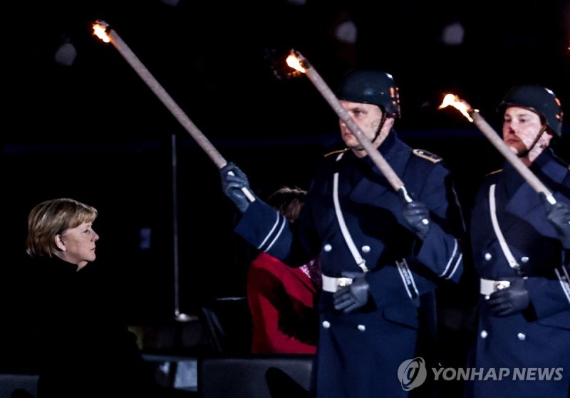 앙겔라 메르켈 전 총리 고별 열병식 (출처=연합뉴스)