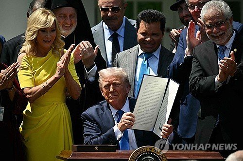 종교자유위원회 설치 행정명령에 서명한 트럼프 (출처=연합뉴스)