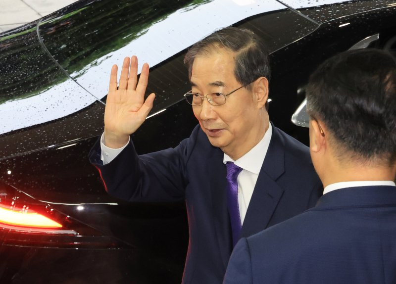 [서울=뉴시스] 고범준 기자 = 총리직 사퇴를 발표한 한덕수 대통령 권한대행 국무총리가 1일 서울 종로구 정부서울청사에서 열린 퇴임식을 마치고 손 흔들어 인사를 하고 있다. (대통령실통신사진기자단) 2025.05.01. bjko@newsis.com